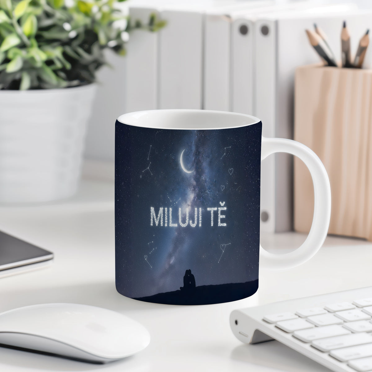 Hrnek s nápisem 'Miluji tě' a hvězdnou oblohou.