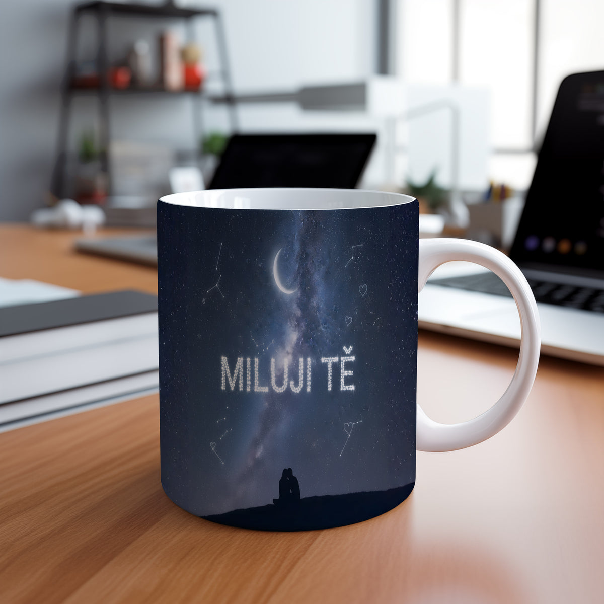 Hrnek s nápisem 'Miluji tě' a hvězdnou oblohou.