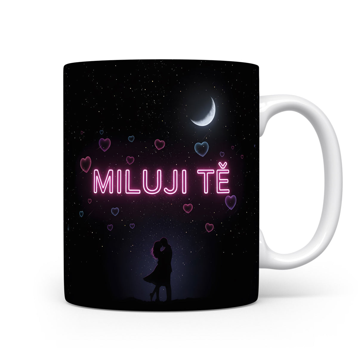 Romantický hrnek s nápisem MILUJI TĚ pod hvězdnou oblohou.