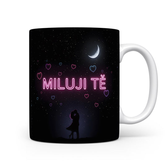 Romantický hrnek s nápisem MILUJI TĚ pod hvězdnou oblohou.