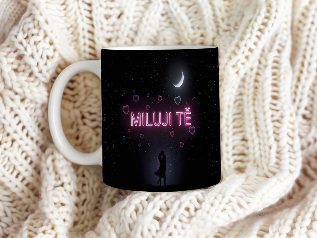Romantický hrnek s nápisem MILUJI TĚ pod hvězdnou oblohou.