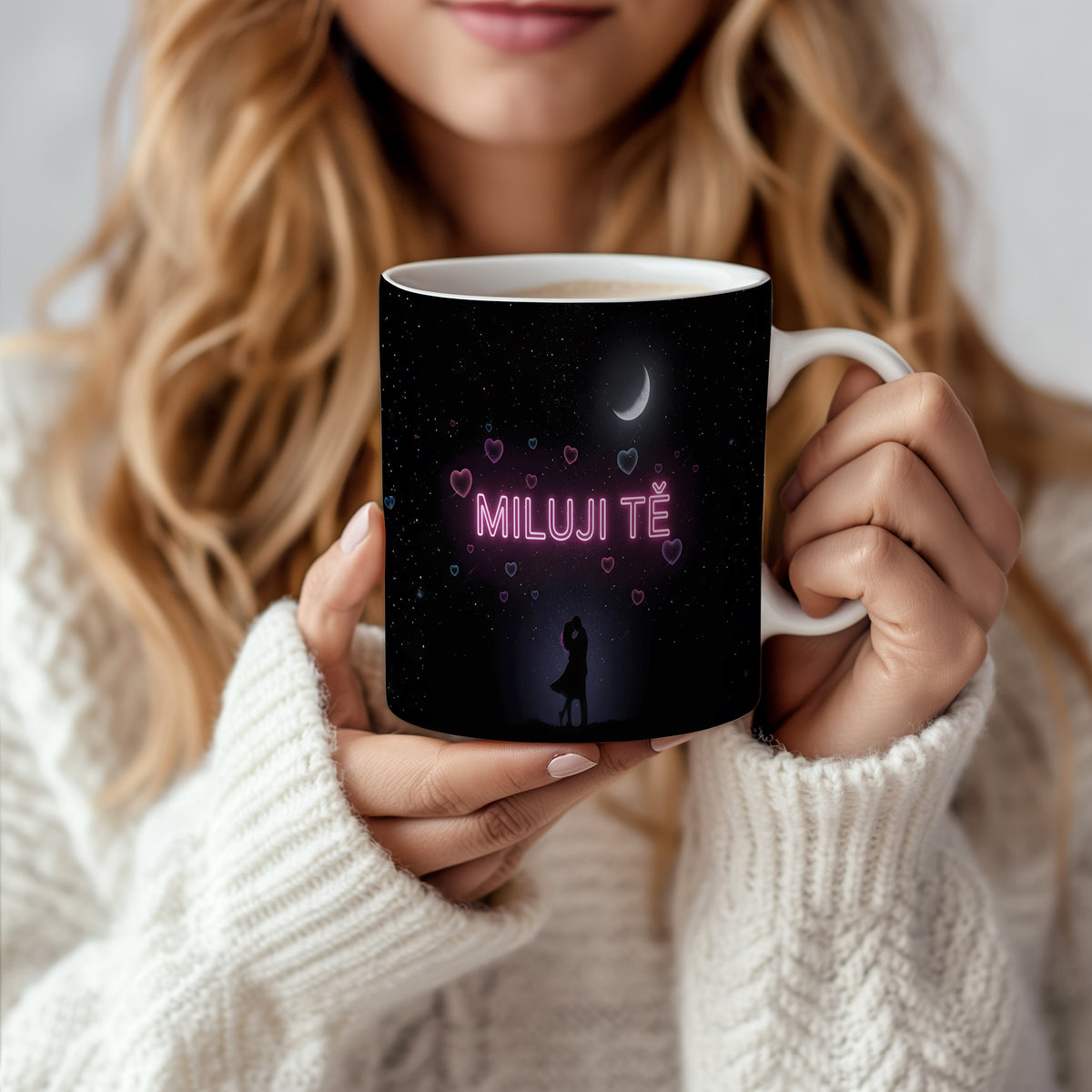 Romantický hrnek s nápisem MILUJI TĚ pod hvězdnou oblohou.