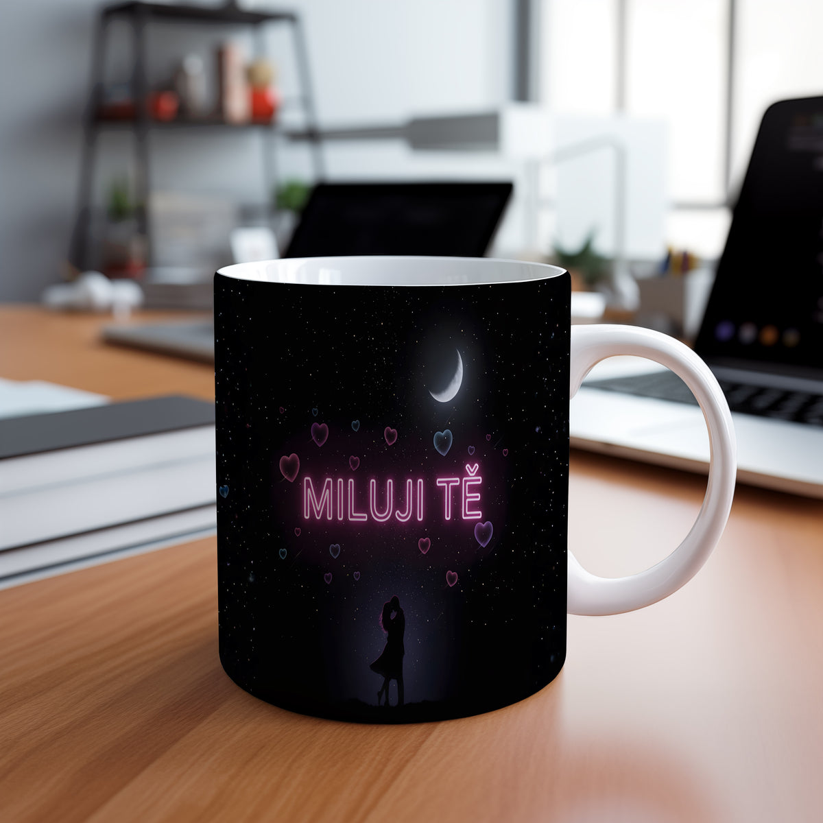 Romantický hrnek s nápisem MILUJI TĚ pod hvězdnou oblohou.