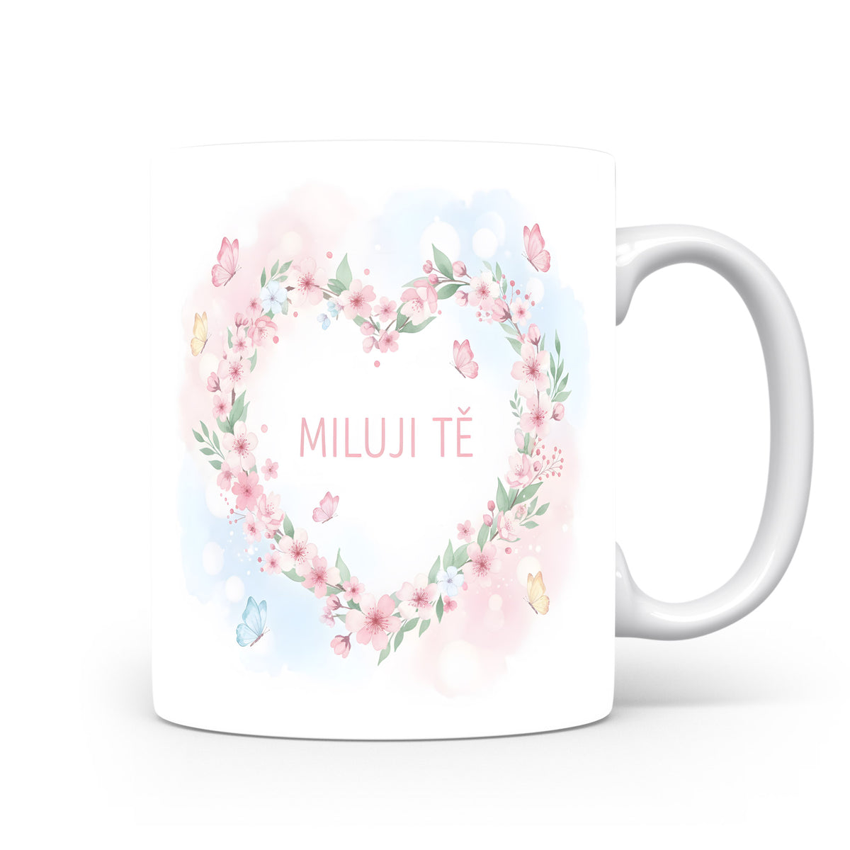 Bílý hrnek s květinovým srdcem a nápisem MILUJI TĚ.