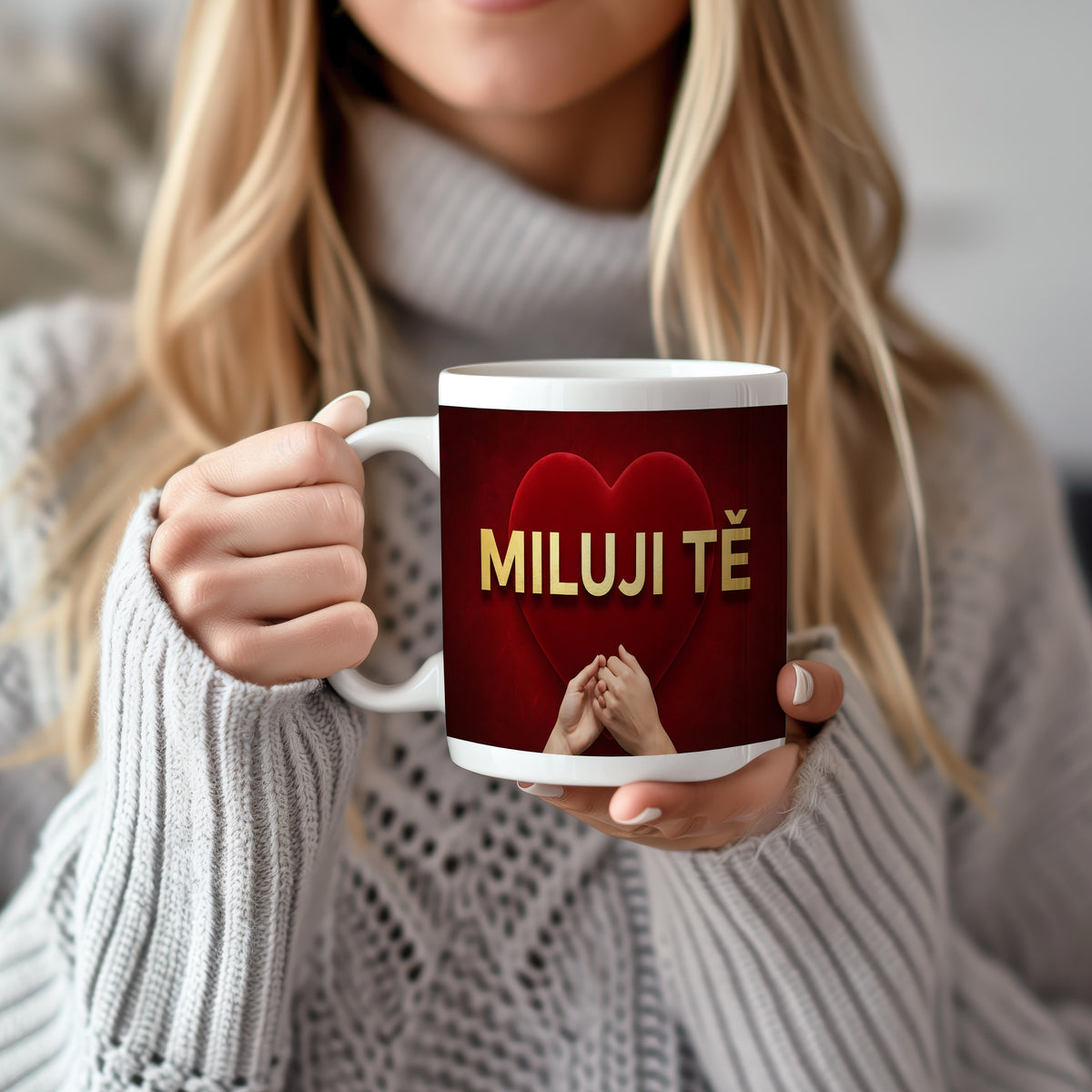 Bílý hrnek s červeným srdcem a nápisem MILUJI TĚ.