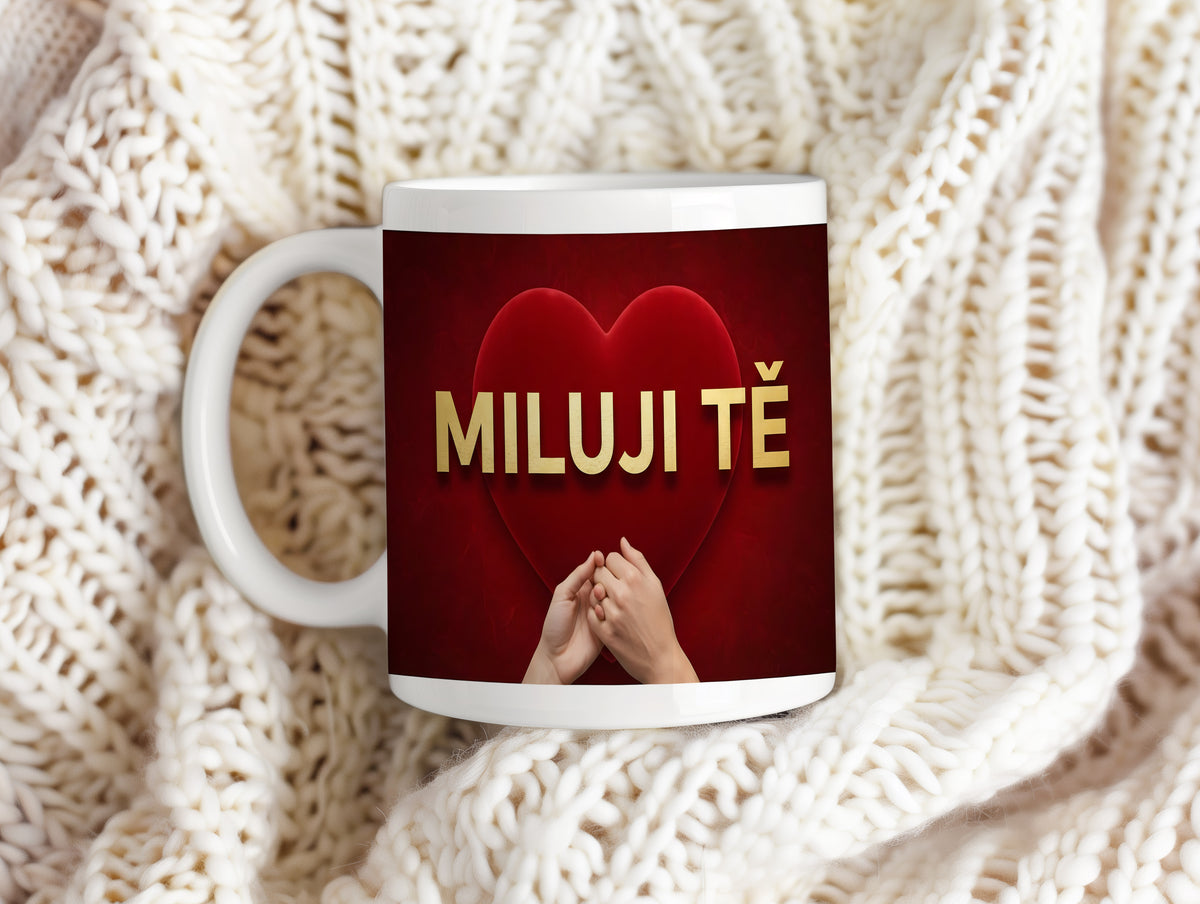 Bílý hrnek s červeným srdcem a nápisem MILUJI TĚ.