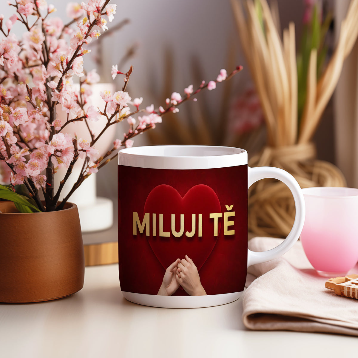 Bílý hrnek s červeným srdcem a nápisem MILUJI TĚ.