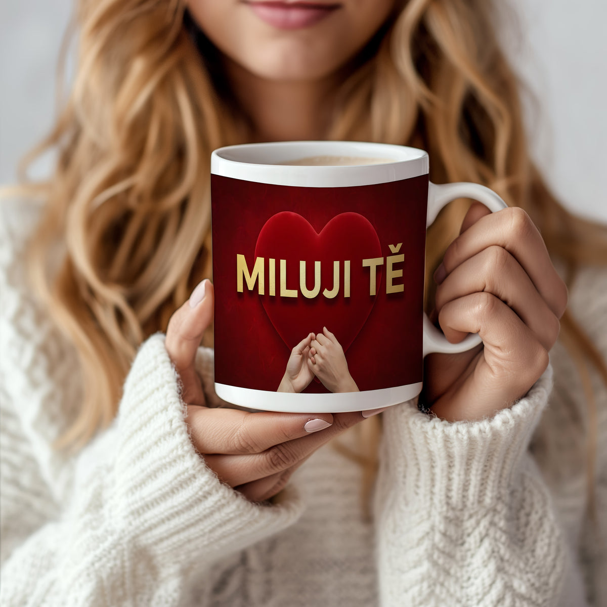 Bílý hrnek s červeným srdcem a nápisem MILUJI TĚ.