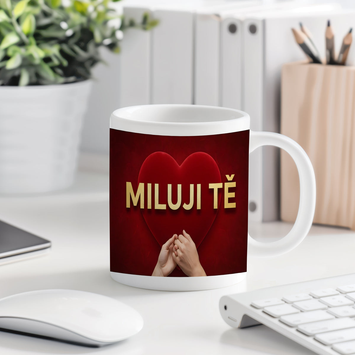 Bílý hrnek s červeným srdcem a nápisem MILUJI TĚ.