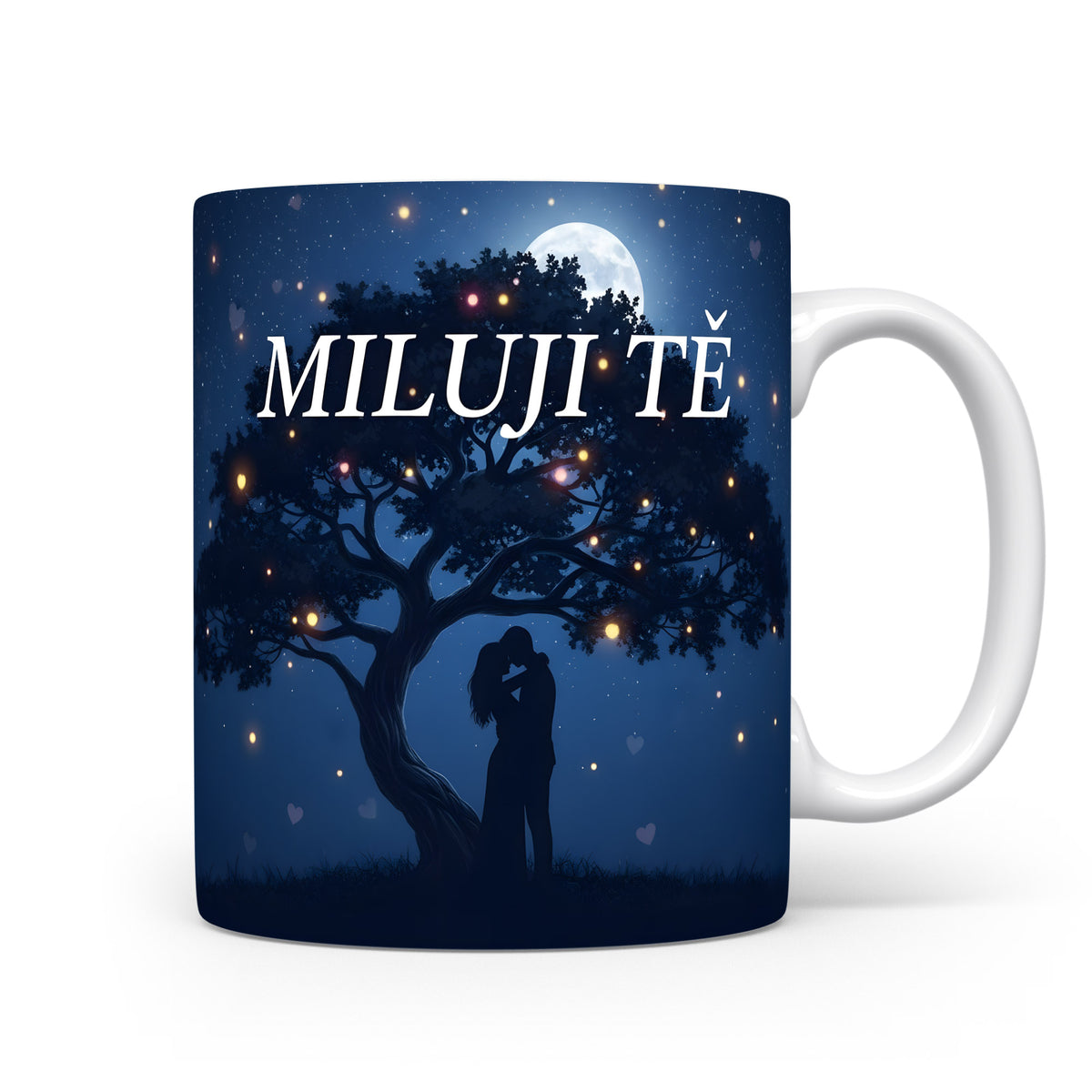 Romantický hrnek s nápisem MILUJI TĚ pod noční oblohou.