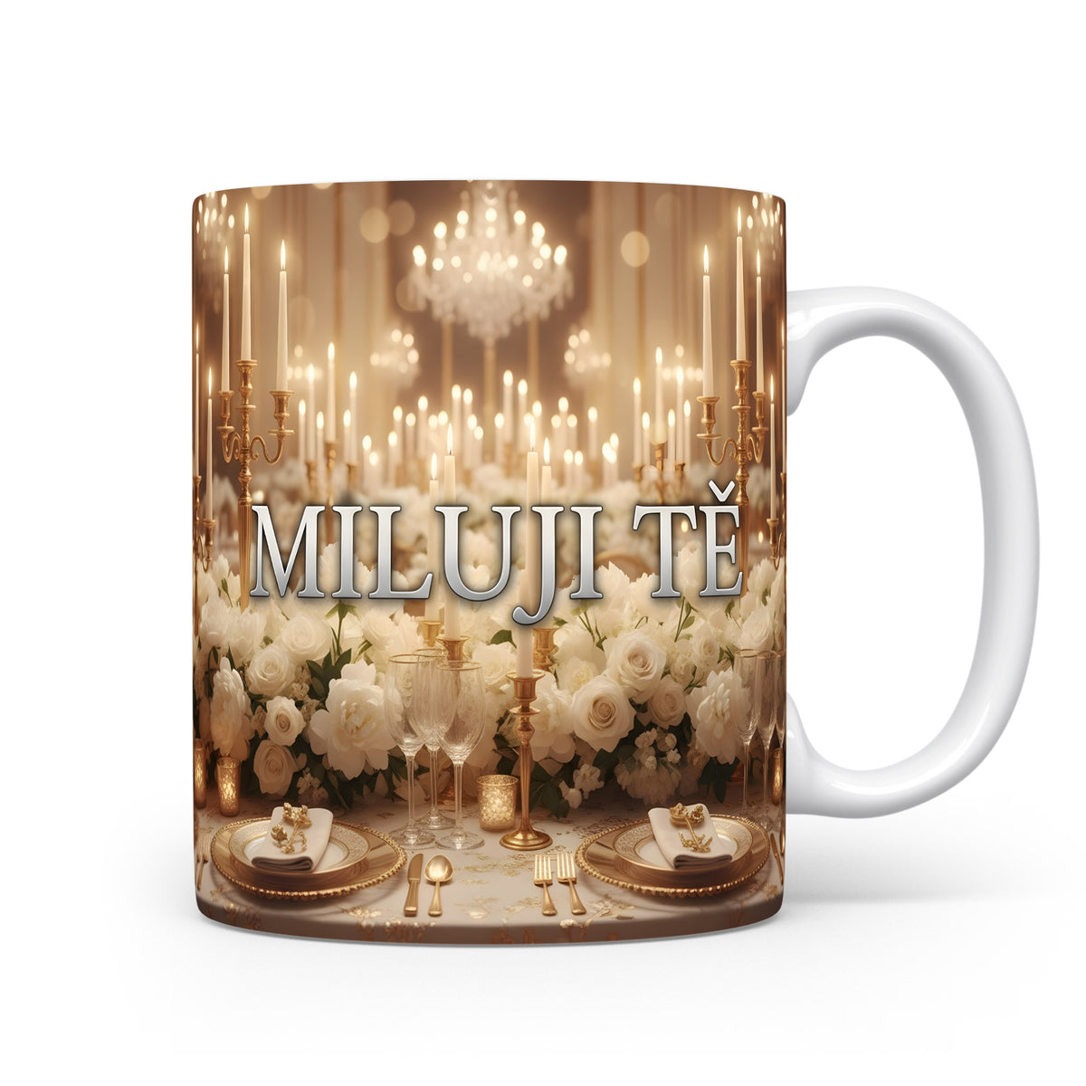 Elegantní hrnek s nápisem MILUJI TĚ a zlatými svíčkami a květinami.
