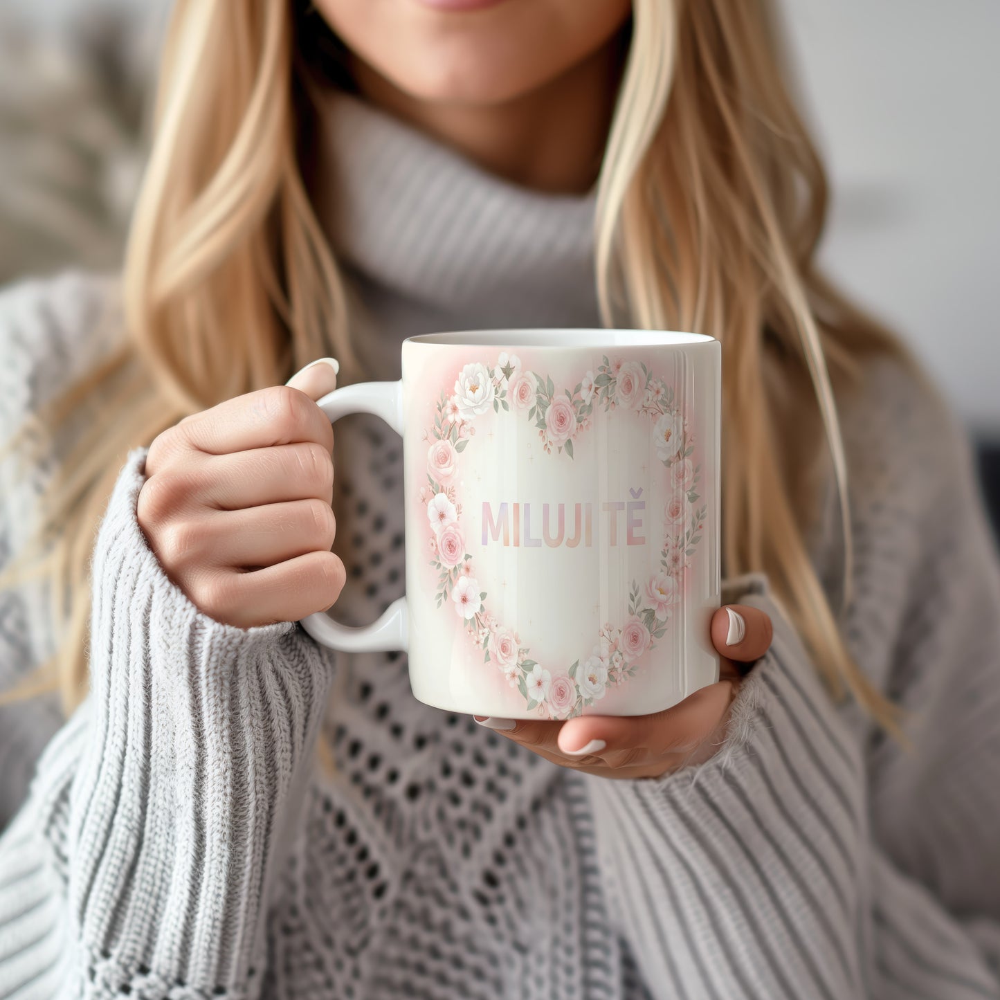 Hrnek s nápisem MILUJI TĚ a květinovým srdcem v pastelových barvách.