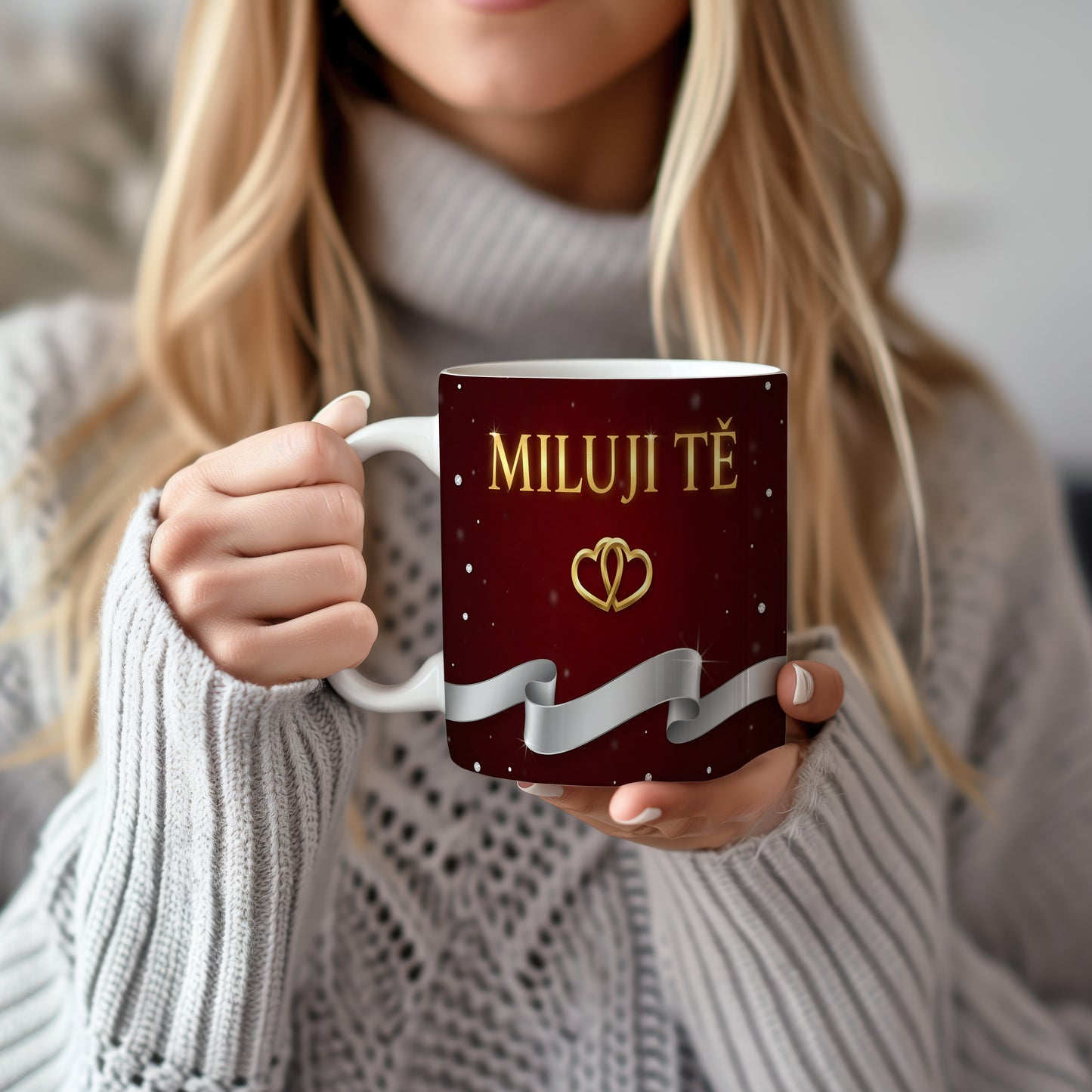 Romantický hrnek s nápisem MILUJI TĚ a zlatým srdcem.