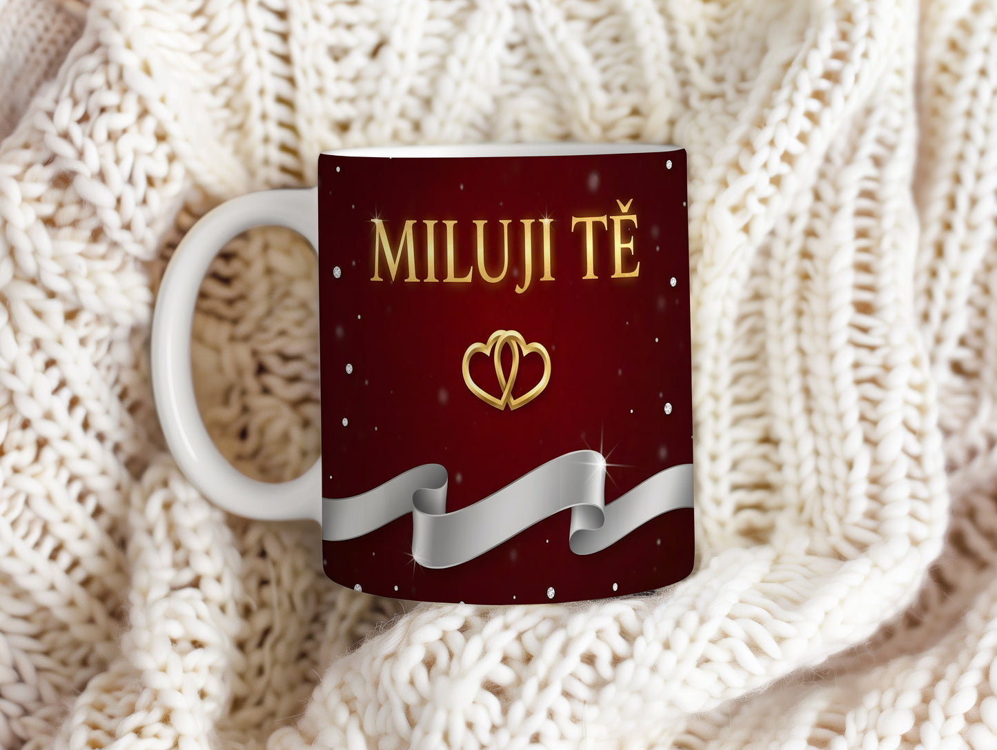 Romantický hrnek s nápisem MILUJI TĚ a zlatým srdcem.