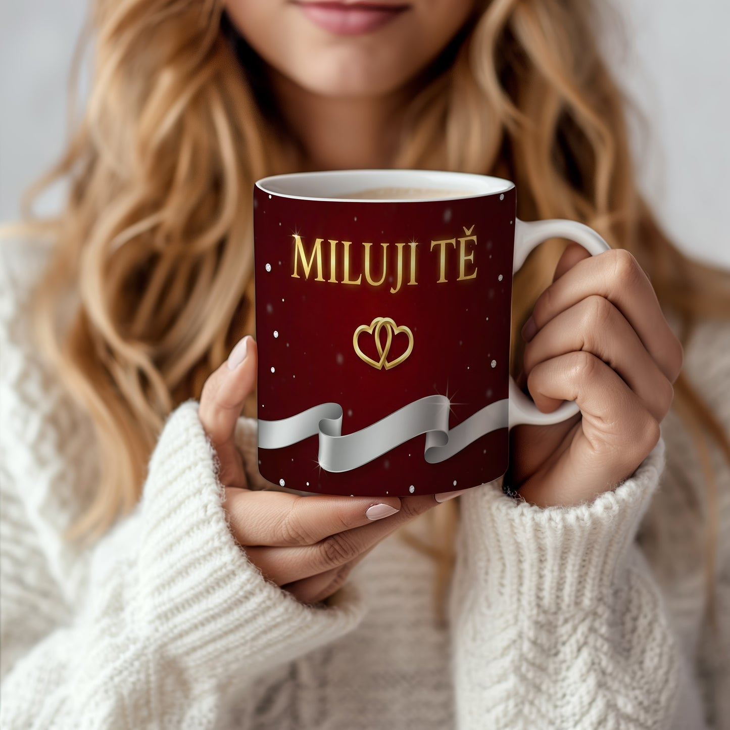 Romantický hrnek s nápisem MILUJI TĚ a zlatým srdcem.