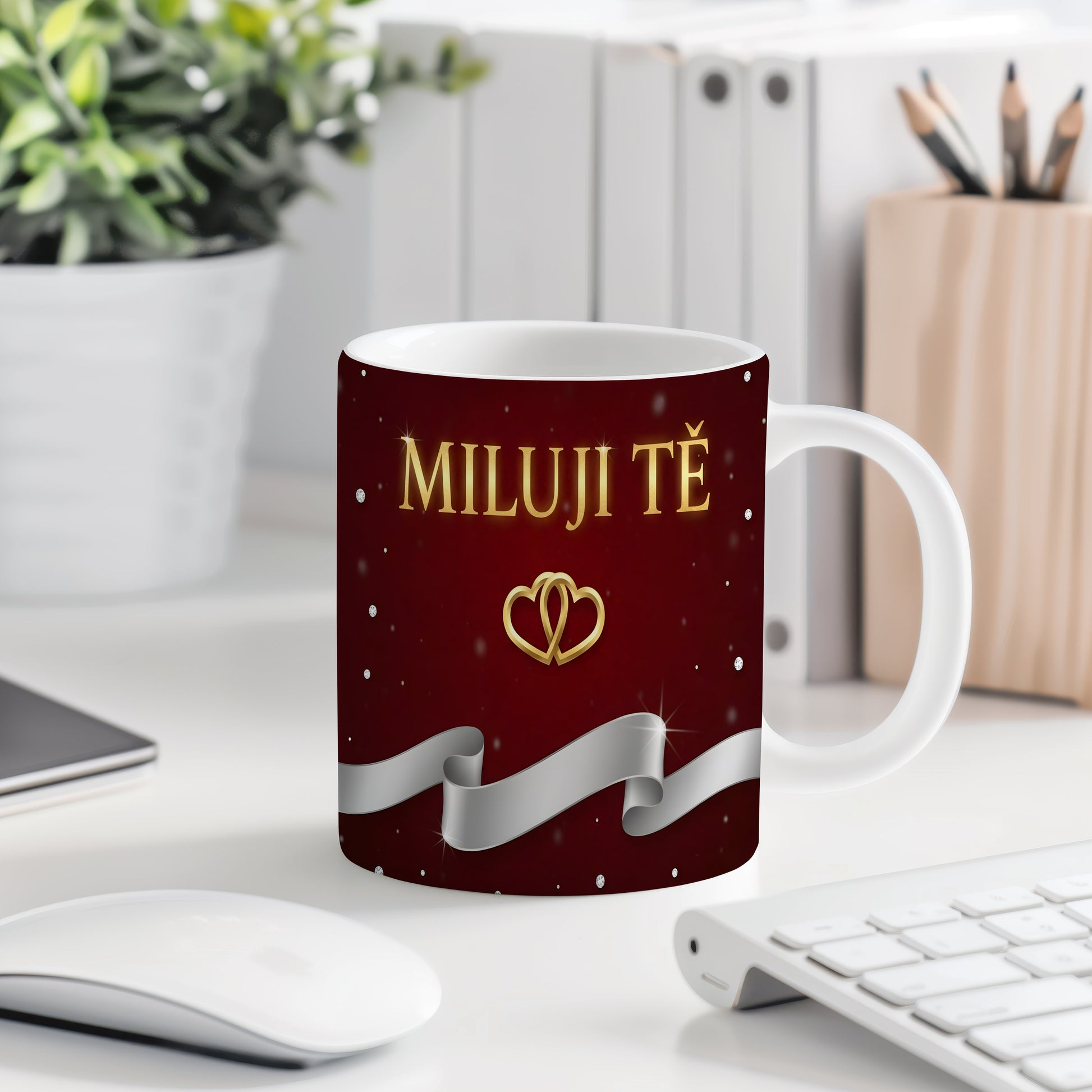 Romantický hrnek s nápisem MILUJI TĚ a zlatým srdcem.