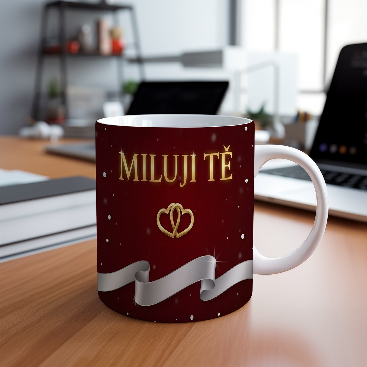 Romantický hrnek s nápisem MILUJI TĚ a zlatým srdcem.