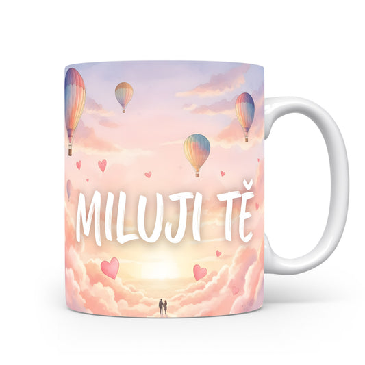 Romantický hrnek s nápisem MILUJI TĚ, balóny a srdci na růžovém pozadí.