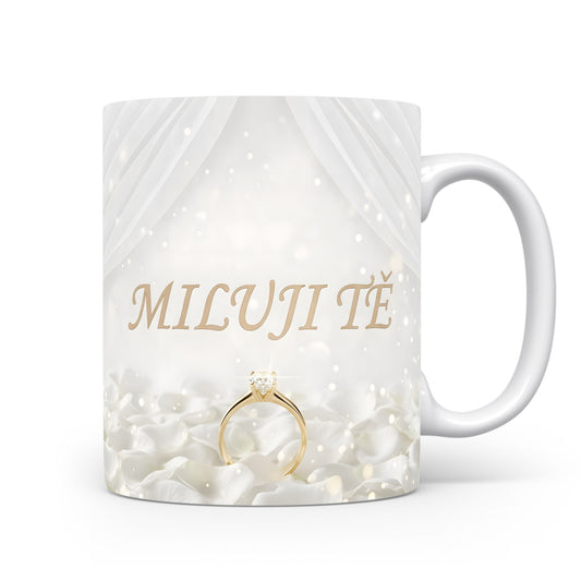 Romantický hrnek s nápisem MILUJI TĚ, závojem a prstýnkem.