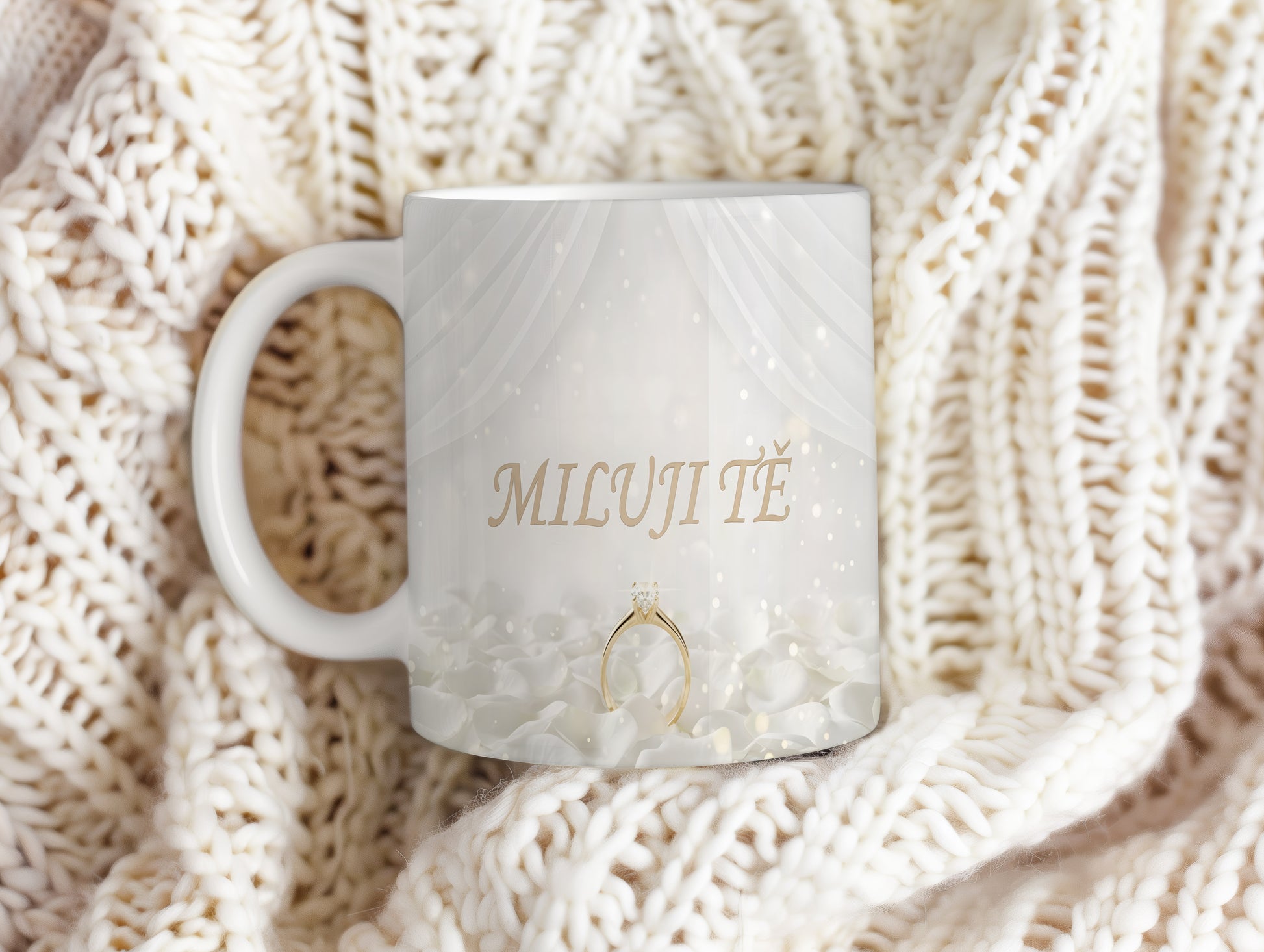 Romantický hrnek s nápisem MILUJI TĚ, závojem a prstýnkem.
