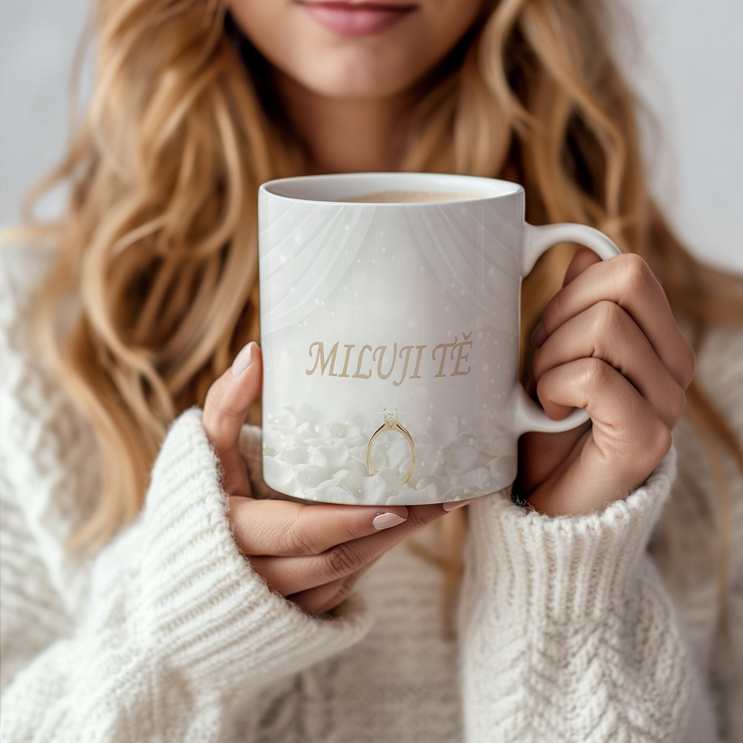 Romantický hrnek s nápisem MILUJI TĚ, závojem a prstýnkem.