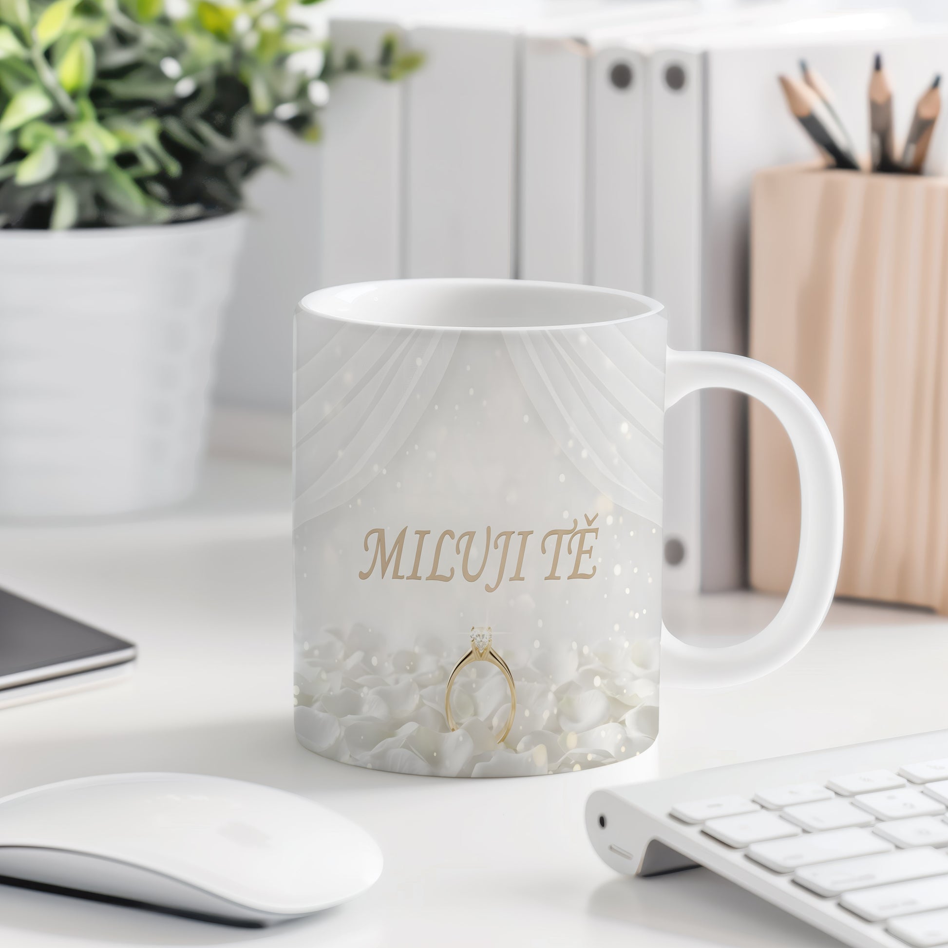 Romantický hrnek s nápisem MILUJI TĚ, závojem a prstýnkem.