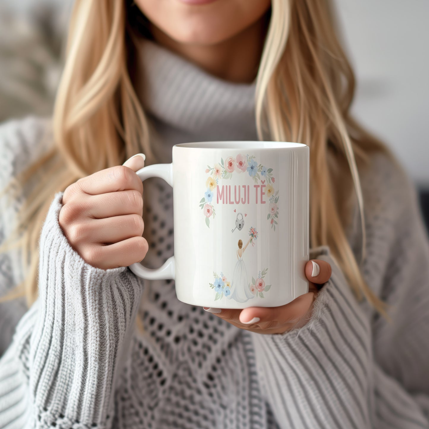 Romantický hrnek s květinovým motivem a nápisem MILUJI TĚ.