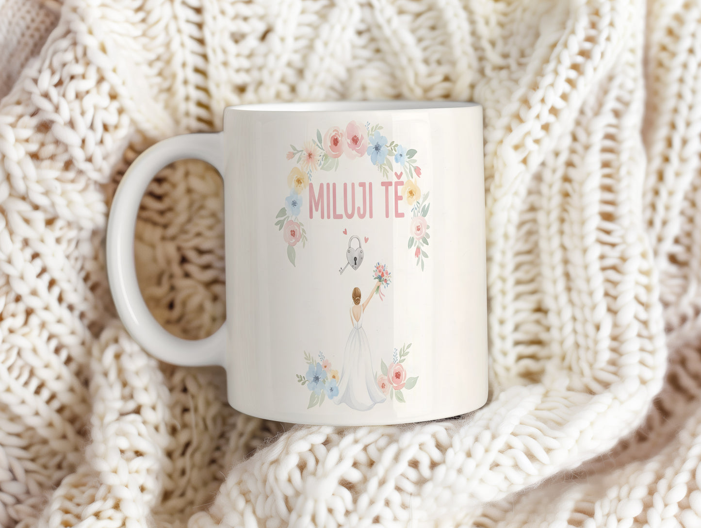Romantický hrnek s květinovým motivem a nápisem MILUJI TĚ.