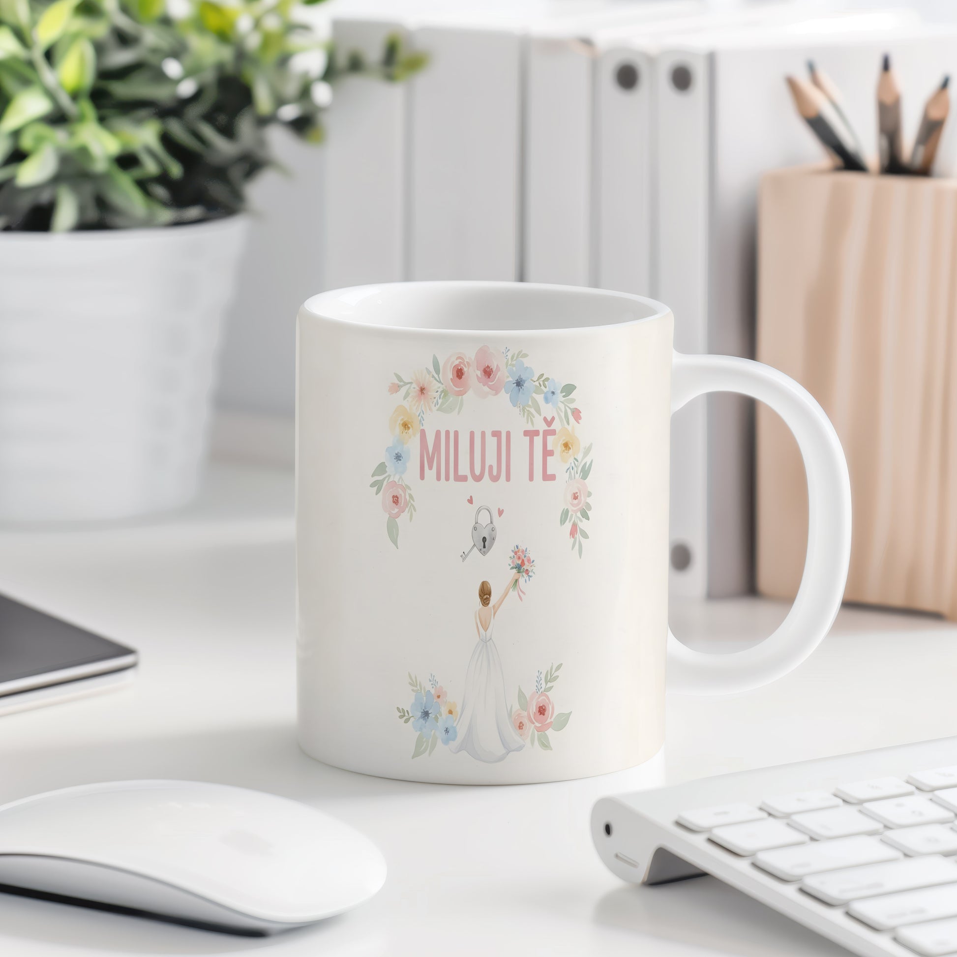 Romantický hrnek s květinovým motivem a nápisem MILUJI TĚ.