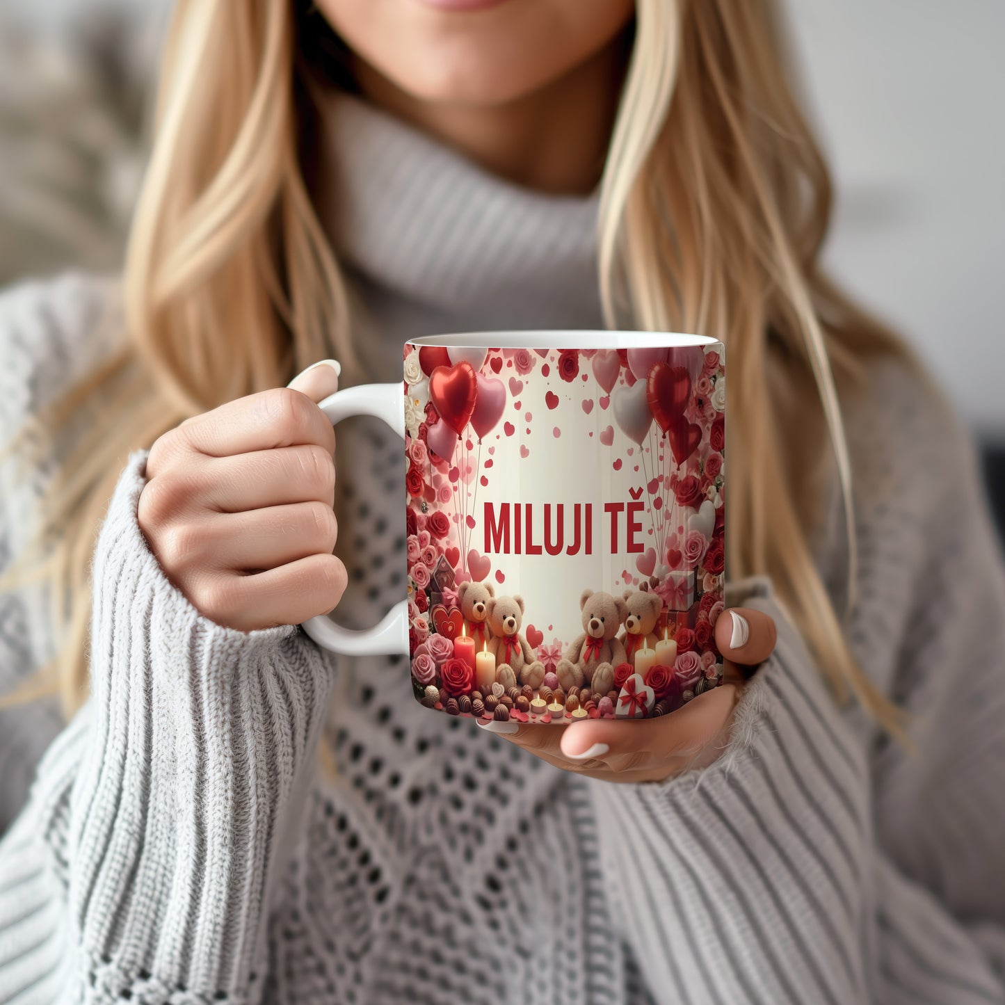 Romantický hrnek s nápisem MILUJI TĚ, srdci a medvídky.