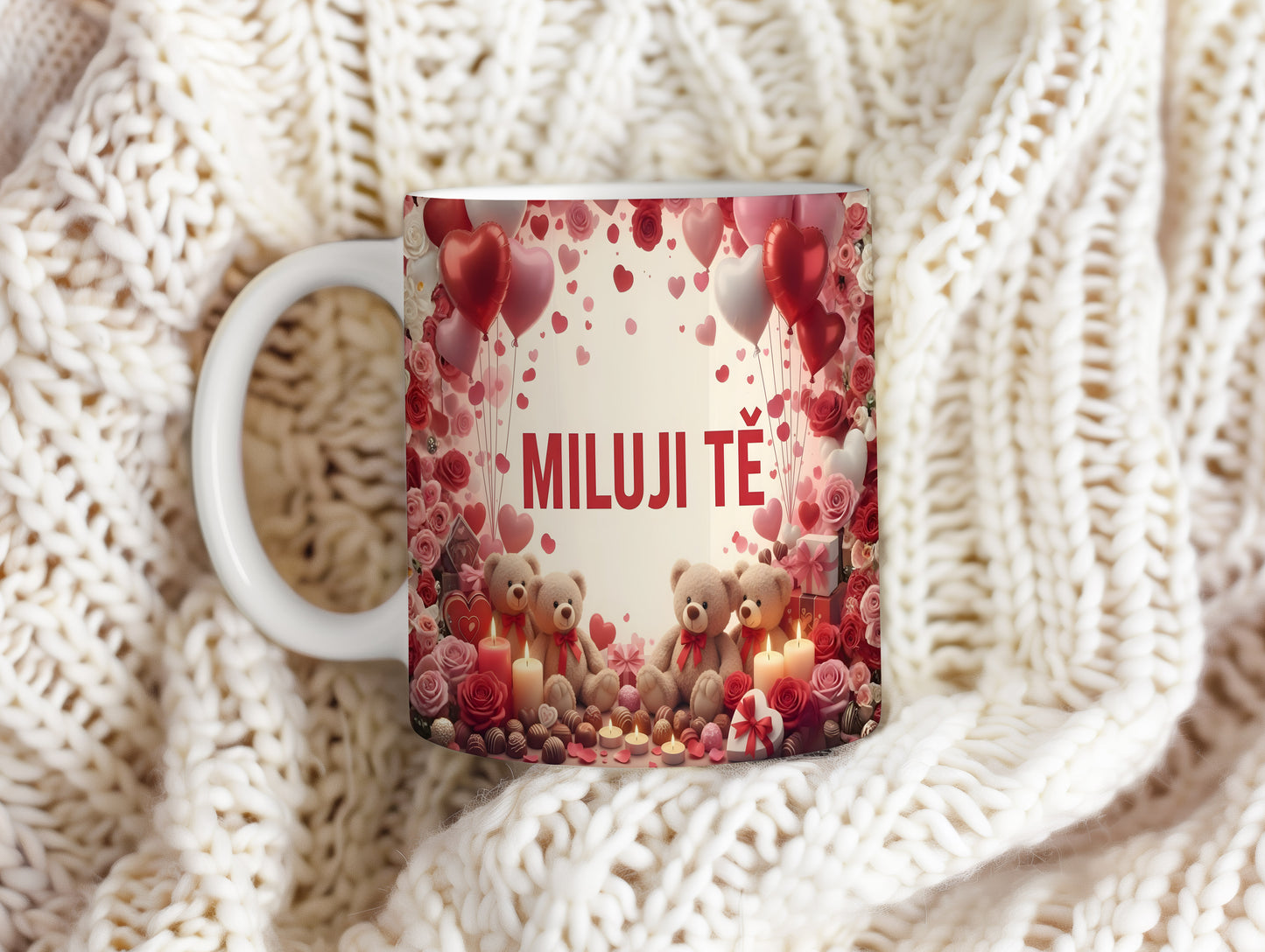 Romantický hrnek s nápisem MILUJI TĚ, srdci a medvídky.