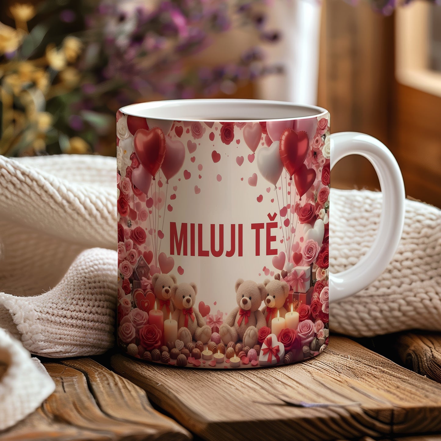 Romantický hrnek s nápisem MILUJI TĚ, srdci a medvídky.