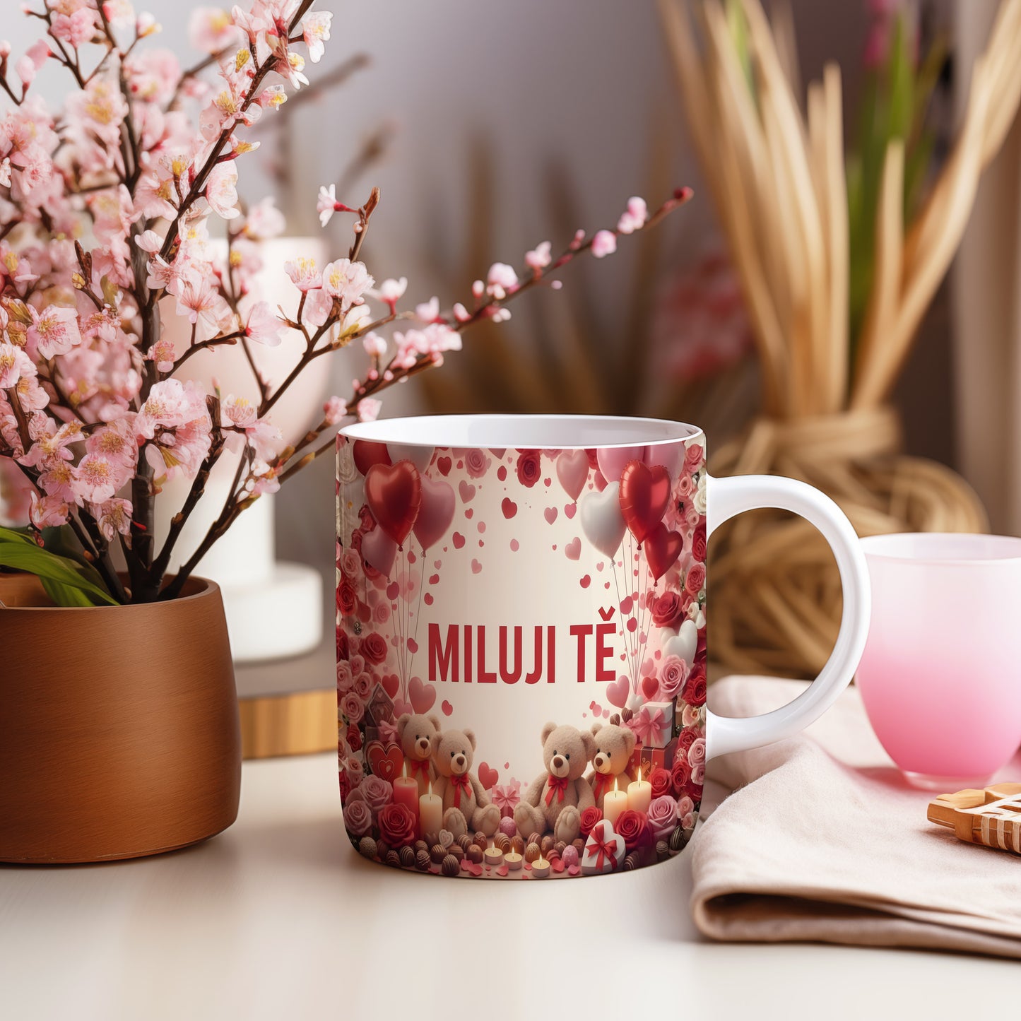 Romantický hrnek s nápisem MILUJI TĚ, srdci a medvídky.