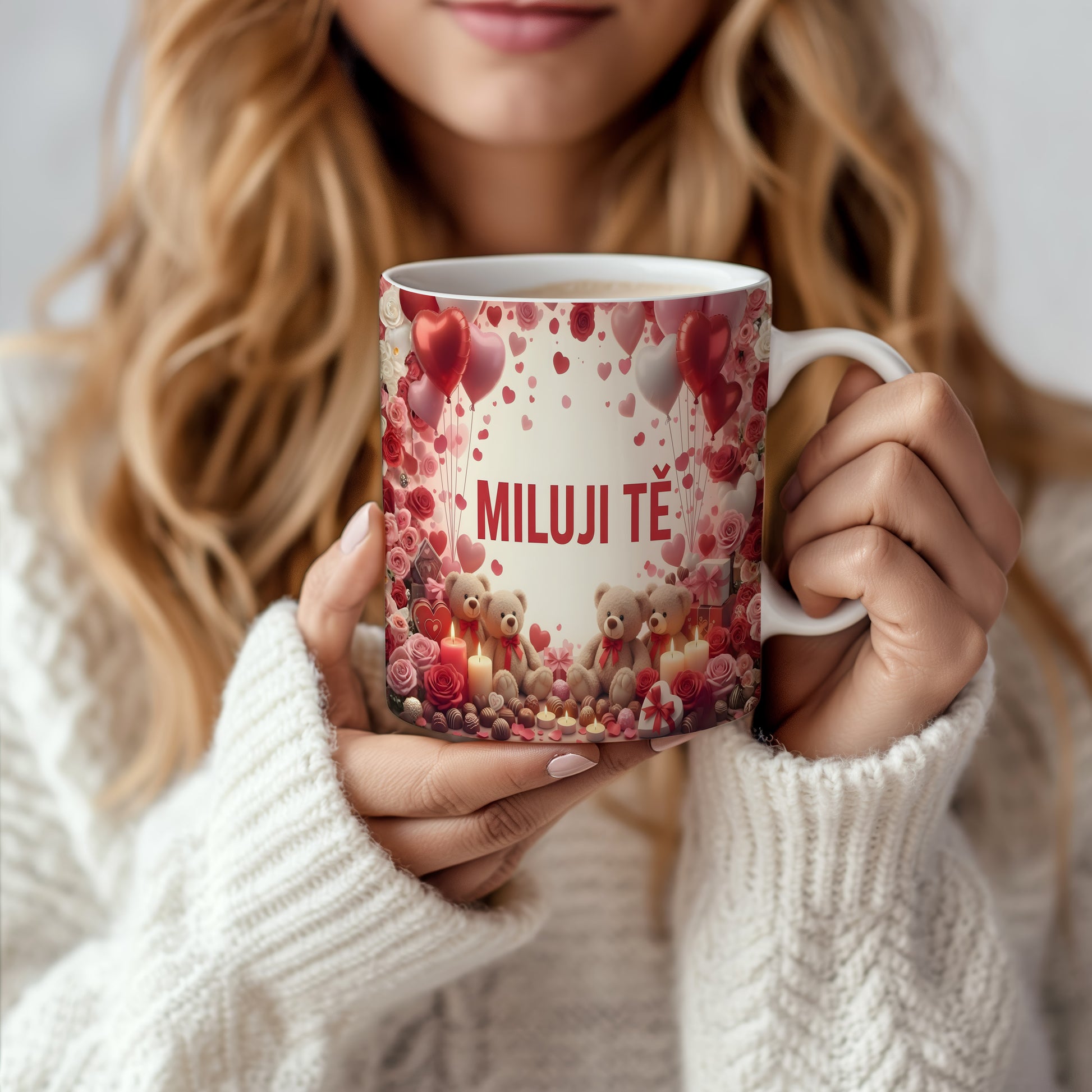 Romantický hrnek s nápisem MILUJI TĚ, srdci a medvídky.
