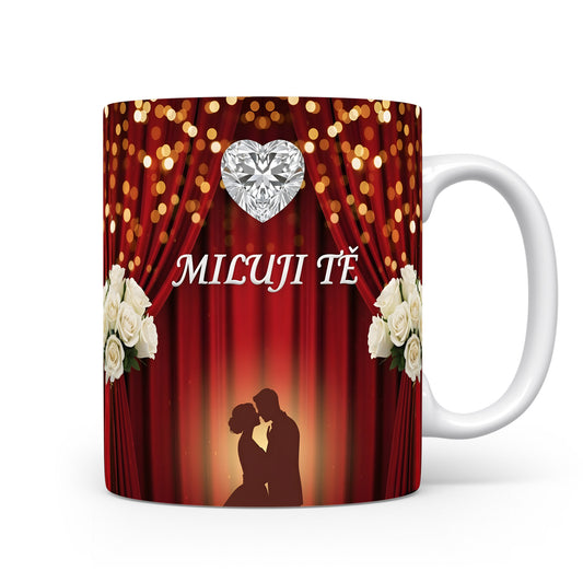 Romantický hrnek s červenou oponou, růžemi a siluetou páru.