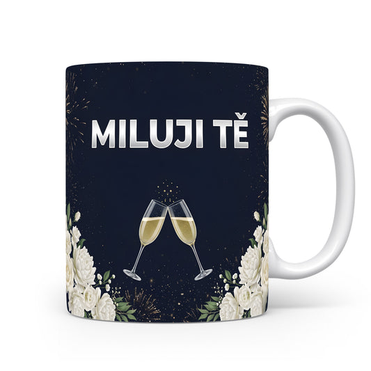 Tmavě modrý hrnek s nápisem MILUJI TĚ, květinami a skleničkami.