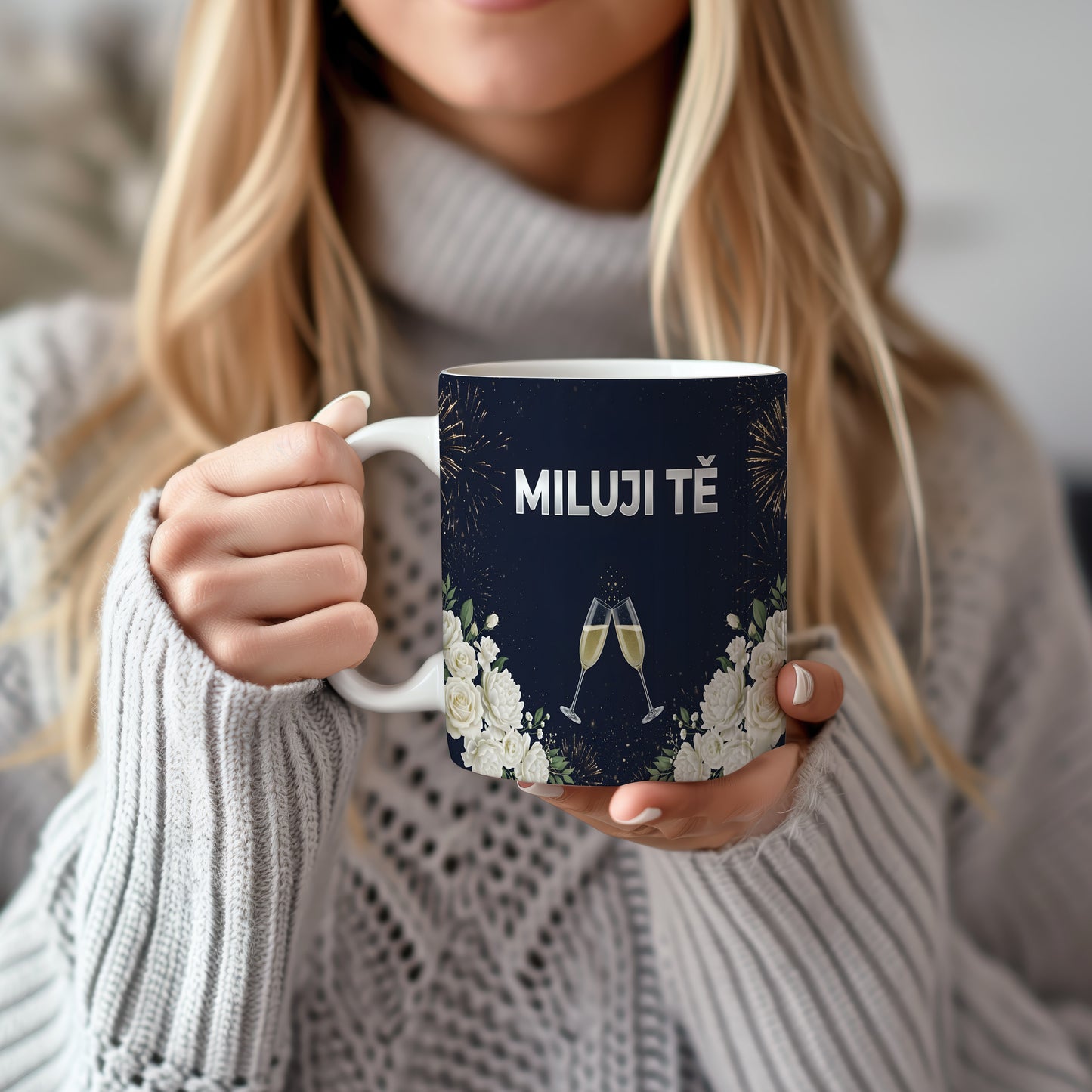 Tmavě modrý hrnek s nápisem MILUJI TĚ, květinami a skleničkami.