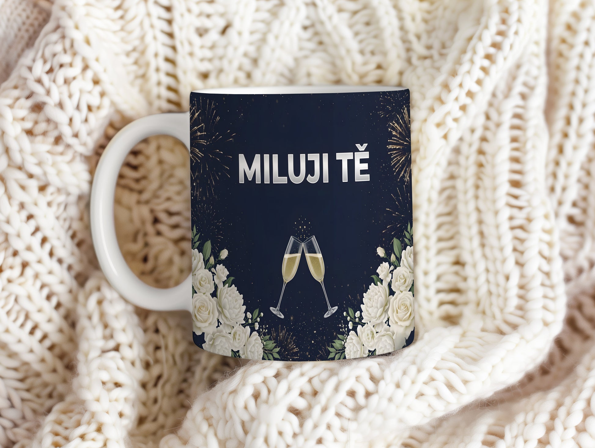 Tmavě modrý hrnek s nápisem MILUJI TĚ, květinami a skleničkami.