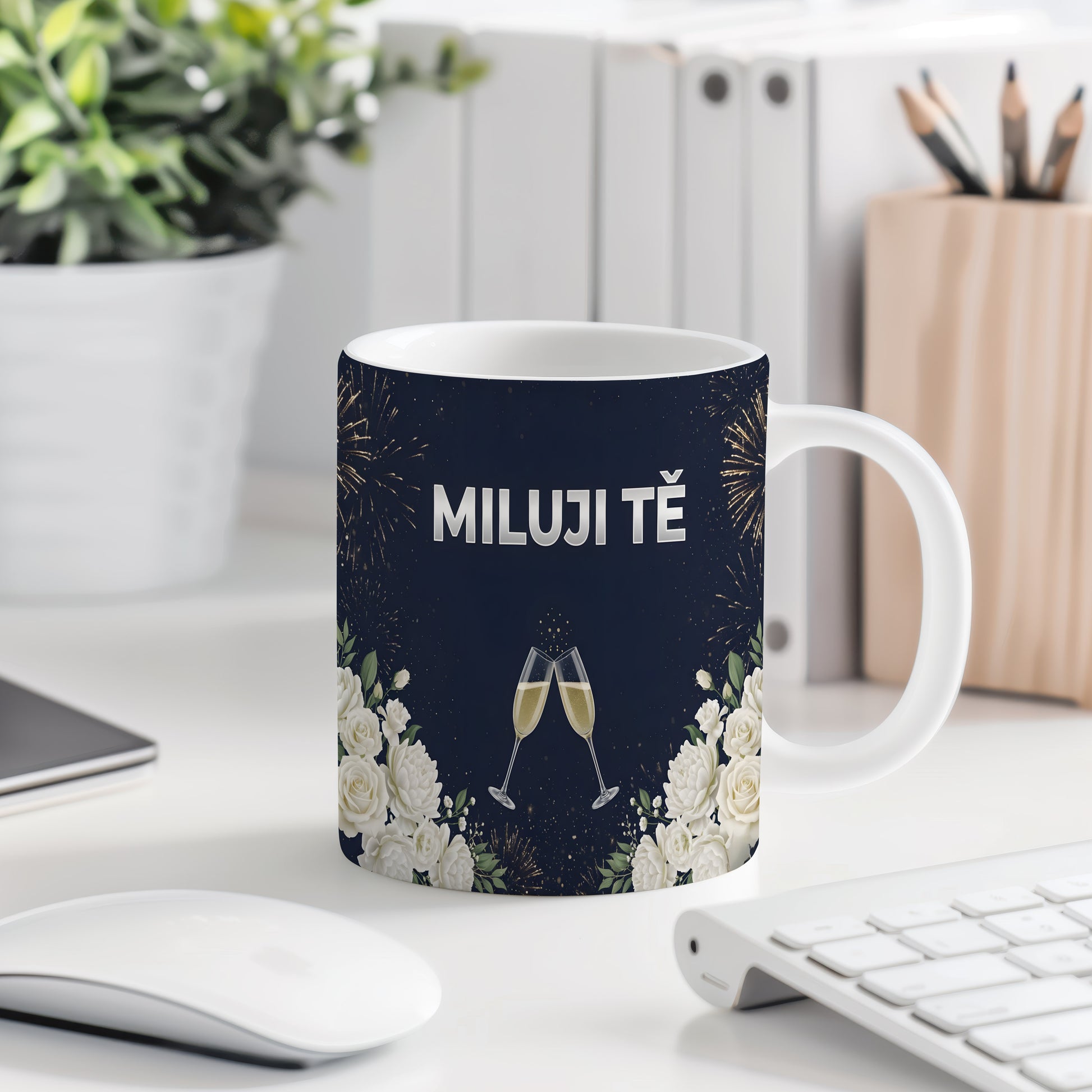 Tmavě modrý hrnek s nápisem MILUJI TĚ, květinami a skleničkami.