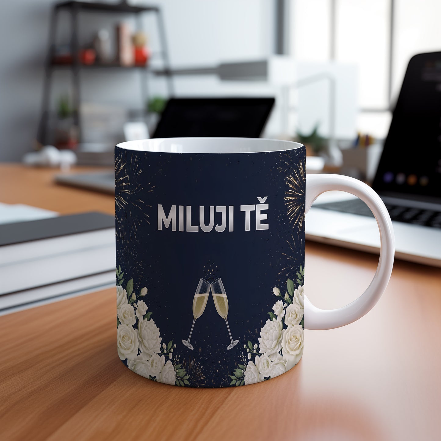 Tmavě modrý hrnek s nápisem MILUJI TĚ, květinami a skleničkami.