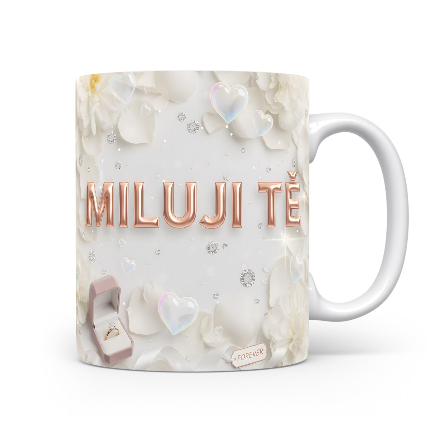 Bílý hrnek s nápisem MILUJI TĚ a květinovým motivem.