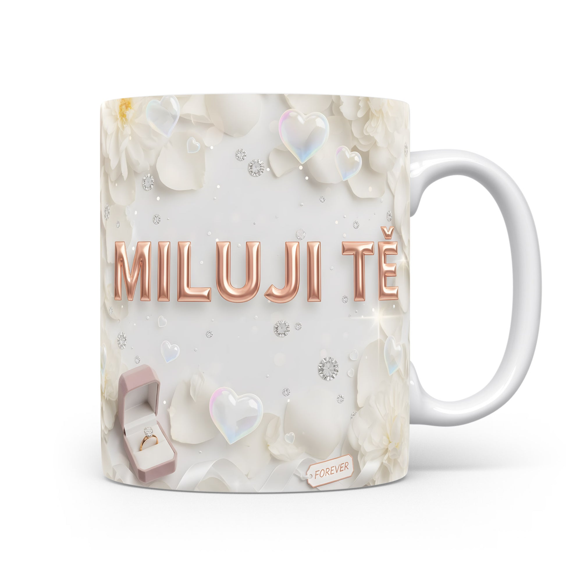 Bílý hrnek s nápisem MILUJI TĚ a květinovým motivem.