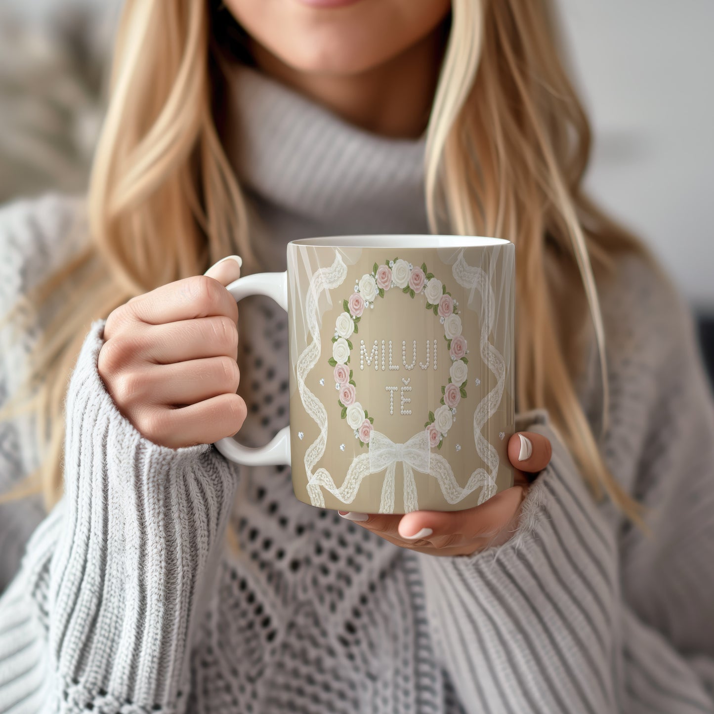 Hrnek s nápisem MILUJI TĚ, ozdobený růžemi a krajkou.
