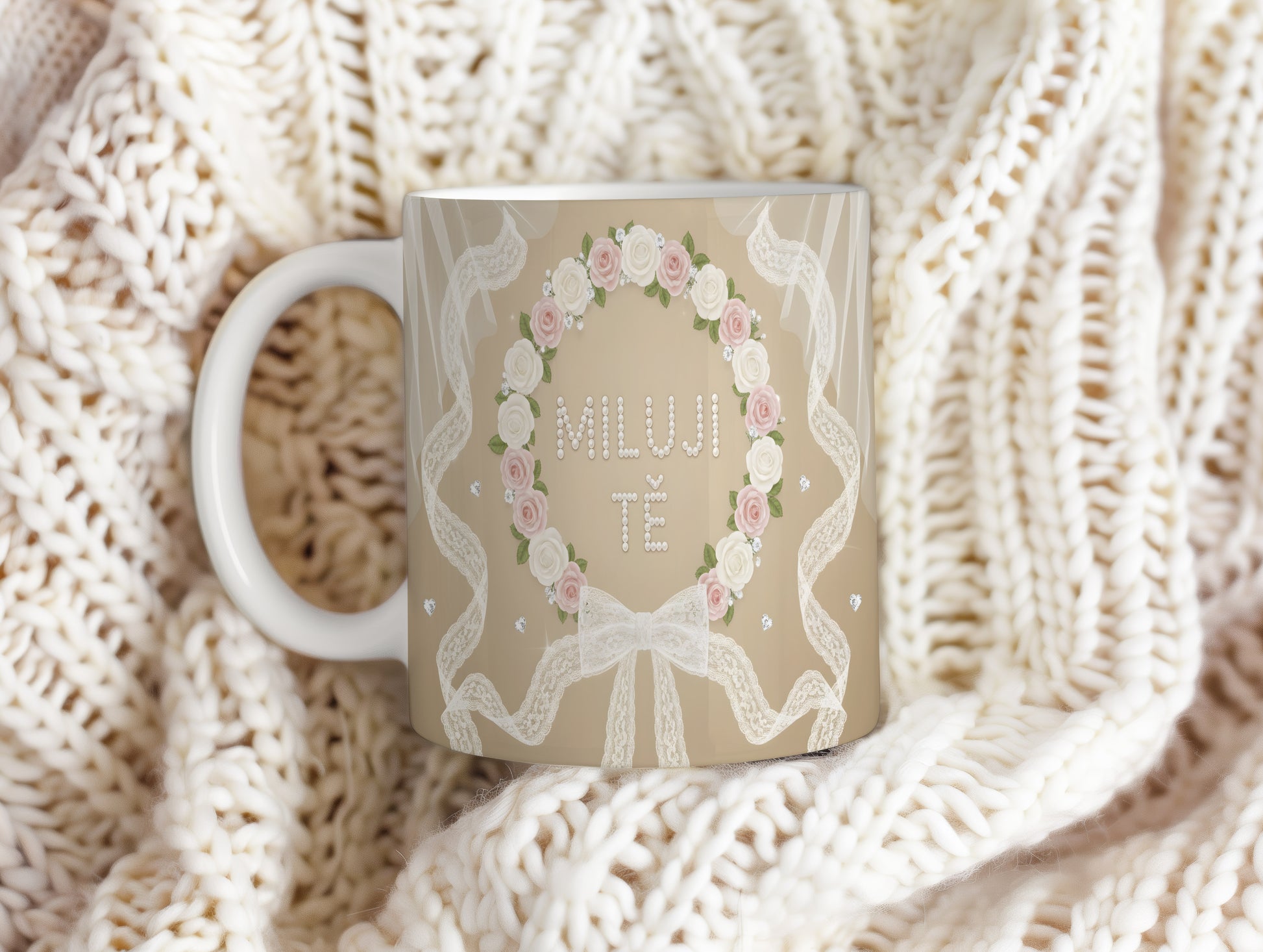 Hrnek s nápisem MILUJI TĚ, ozdobený růžemi a krajkou.