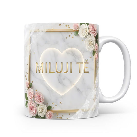 Hrnek s nápisem MILUJI TĚ a růžemi na mramorovém pozadí.