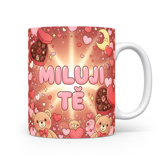 Růžový hrnek s motivem srdcí a medvídků, text 'MILUJI TĚ'.