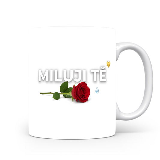 Bílý hrnek s nápisem 'MILUJI TĚ', červenou růží a zlatým srdcem.