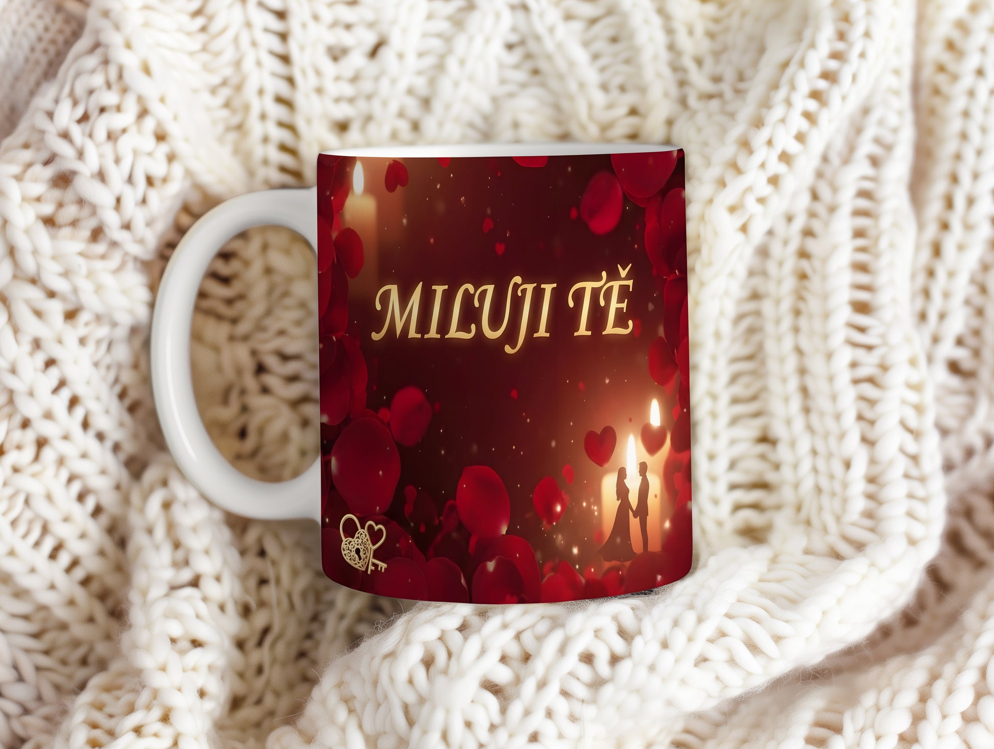 Romantický hrnek s červenými srdci a nápisem MILUJI TĚ.