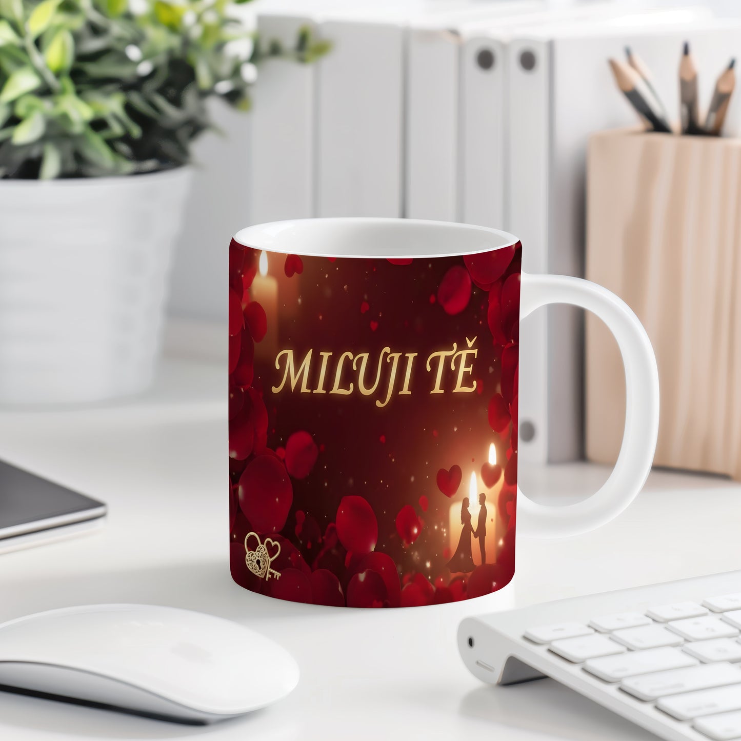 Romantický hrnek s červenými srdci a nápisem MILUJI TĚ.