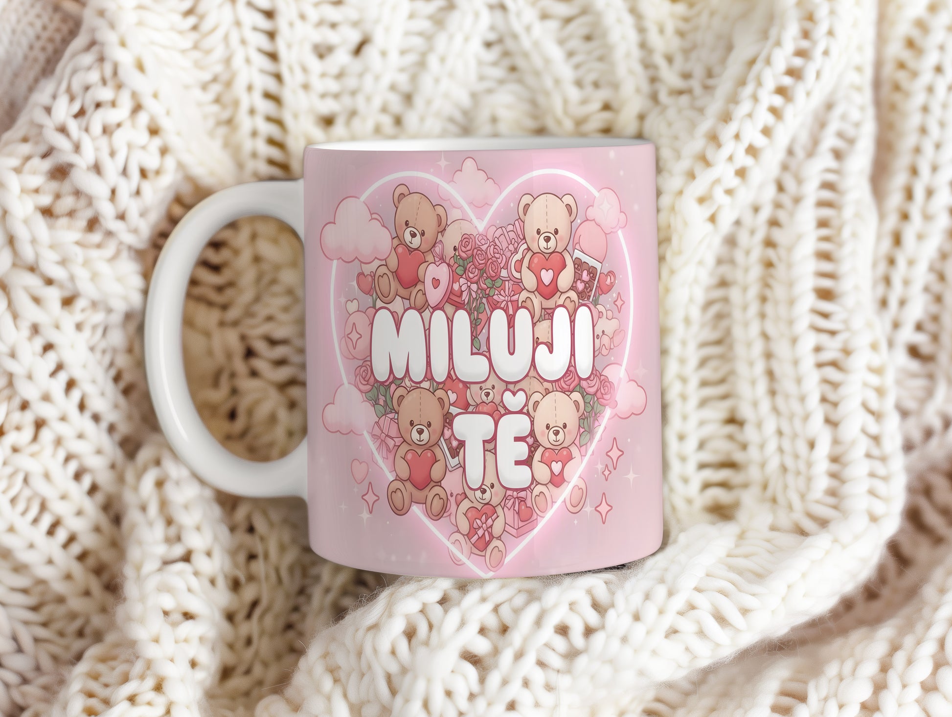 Růžový hrnek s medvídky a nápisem MILUJI TĚ.